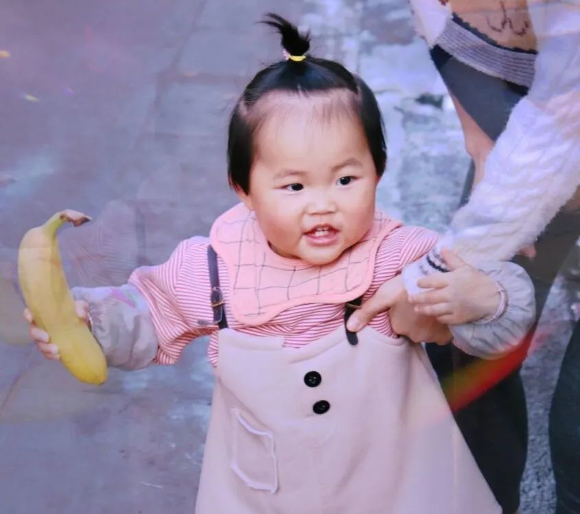 10-20高光:0-30亮度:0-10滤镜:油画-星云小女孩扎着"朝天辫",手里紧握