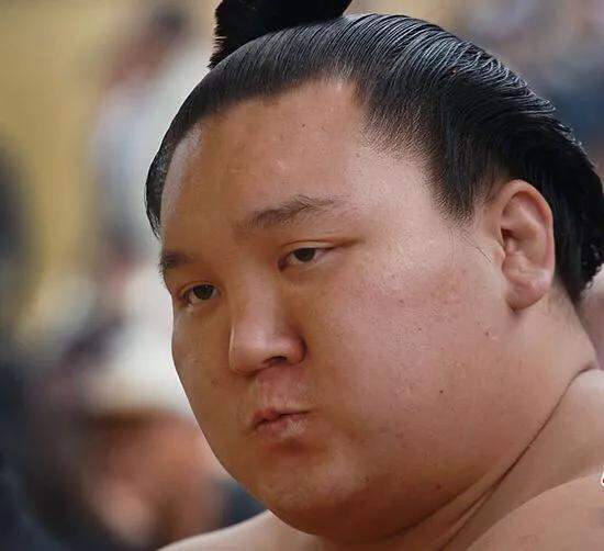 很多日本女人的愿望是嫁相扑选手,为何相扑在日本如此受追捧?