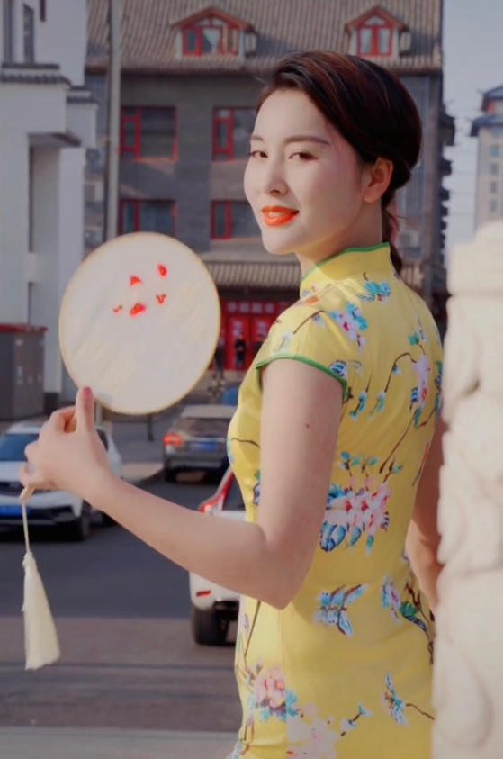 4月10日,嘎子哥老婆郭珊珊在某短视频平台上晒出穿旗袍的视频,并且配