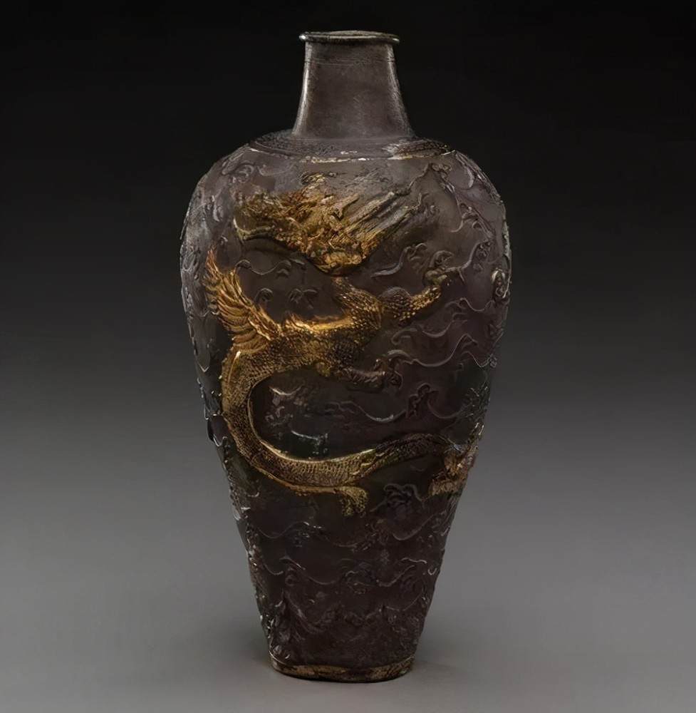 第二年,他又把当初发现的那个存放元代银器的大缸送到了故宫.