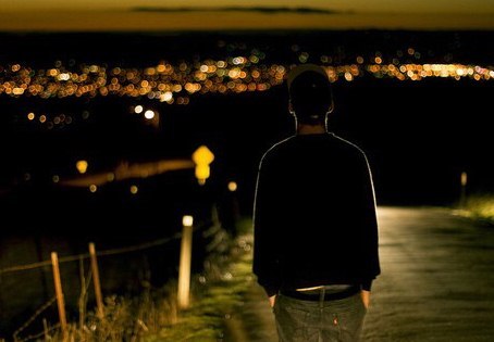 表达夜里一个人的心情句子