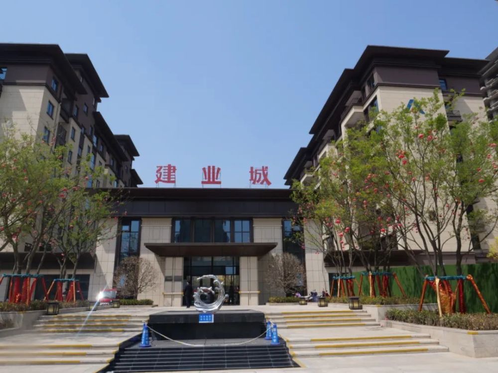 我在小院晒春光我家小院藏着整个春天