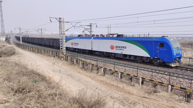 国家能源集团朔黄铁路八轴神华号7229电力机车