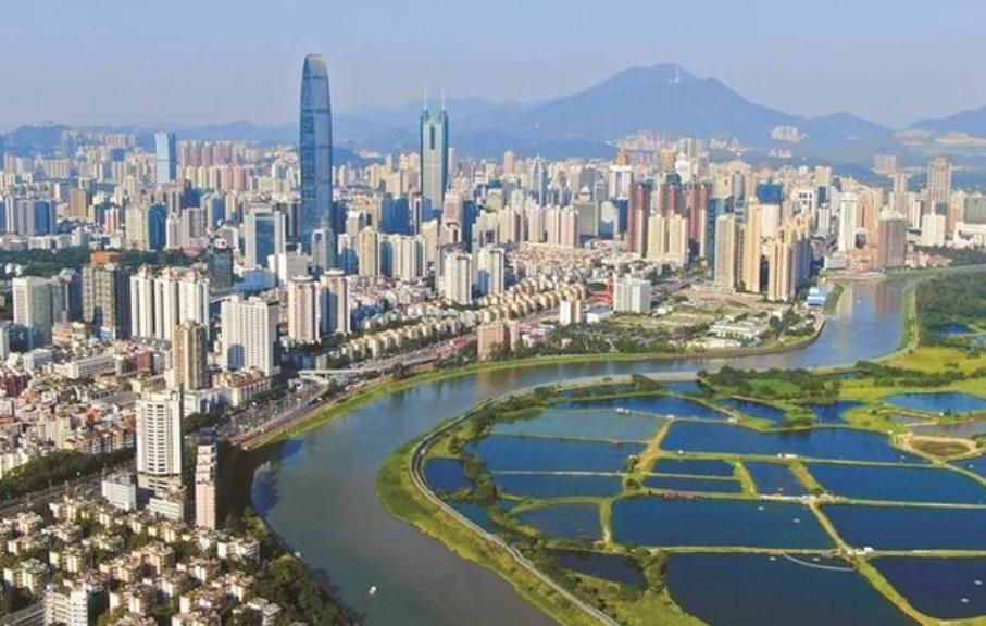 界河深圳这边是鳞次栉比的高楼大厦,深圳河对面的农田是香港,香港那边