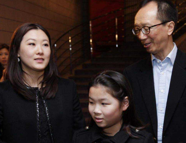 40岁伏明霞近照与父母断了关系只为嫁给老头现要第四胎