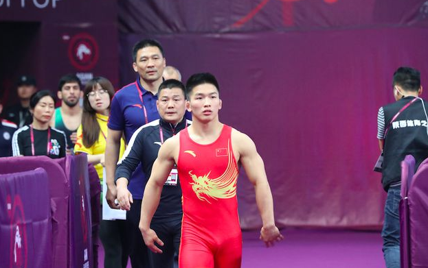 本次比赛,中国摔跤队派出13名选手参加13个级别的比赛,每个项目前两名