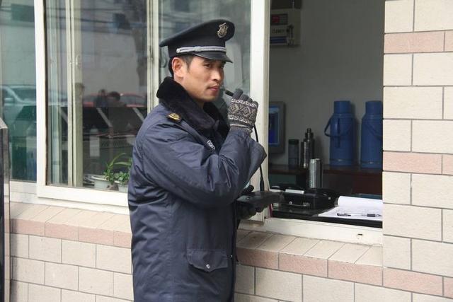 老板儿子结婚门卫大爷也被迫参加婚礼随礼500元后惊喜来了