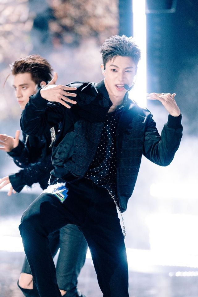 创造营三公张欣尧孟美岐舞台互动好撩你希望谁出道呢