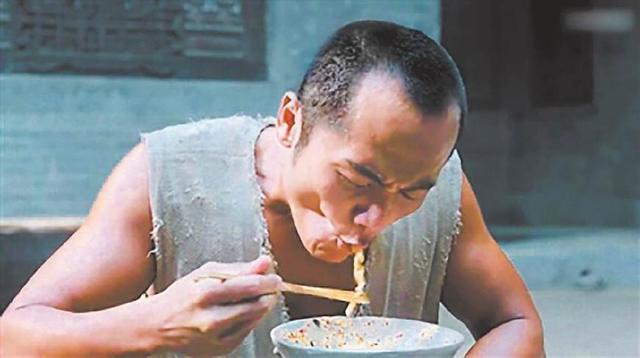 小伙吃5块一碗的面每次去老板都给多放一块肉一年后惊喜来了