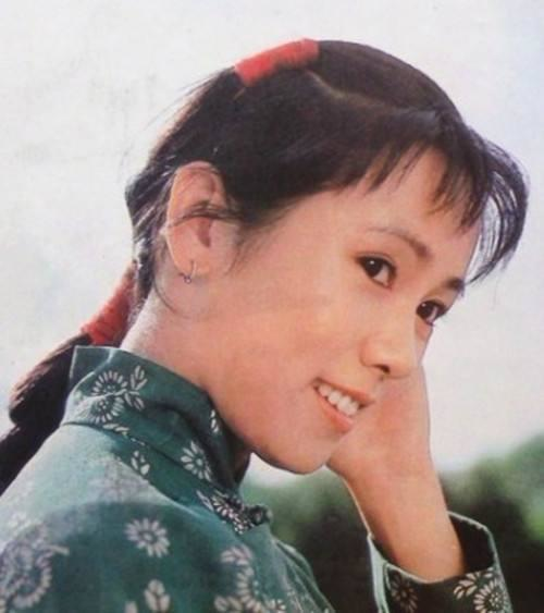 16岁出道,美貌不输刘晓庆,巅峰时息影经商,61岁仍在等待爱情|洪学敏
