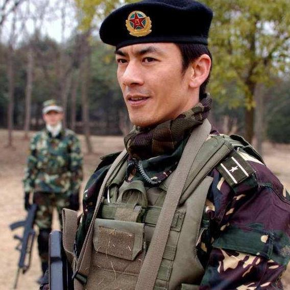 18岁睡大街,曾落魄险自杀,刘欢保镖任天野,40一剧爆红逆袭人生