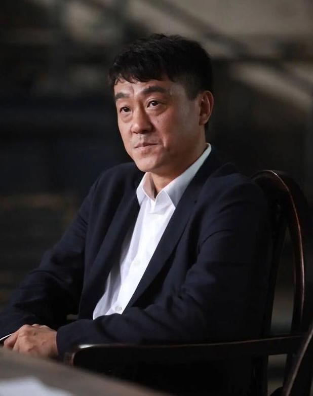 1997年,何冰一顿饭私定终身,娶同桌做老婆,妻子还倒贴5000元?