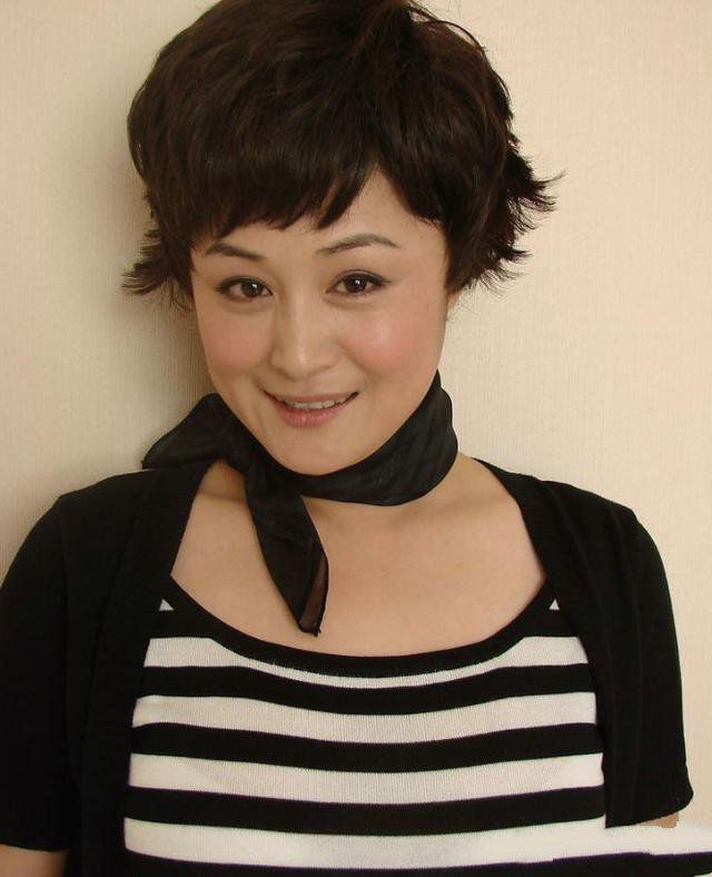 48岁"谢大脚"于月仙,姐夫是赵本山,结婚二十多年至今无子_腾讯新闻