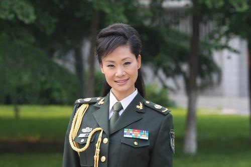 55岁于文华全家照25岁女儿如花似玉二婚丈夫也超级帅气