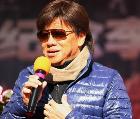 72岁梁小龙面容苍老因爱国被封杀10年妻子貌美女儿比他还牛