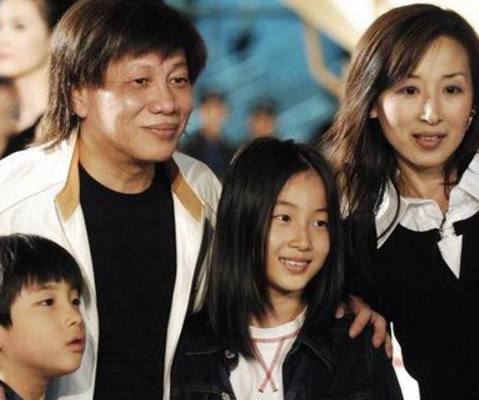 72岁梁小龙面容苍老因爱国被封杀10年妻子貌美女儿比他还牛