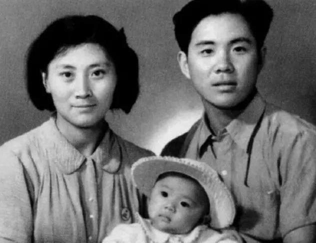 "何兰芬"袁霞3次穿军装2进八一厂,曾丢下2月大的女儿去拍戏?