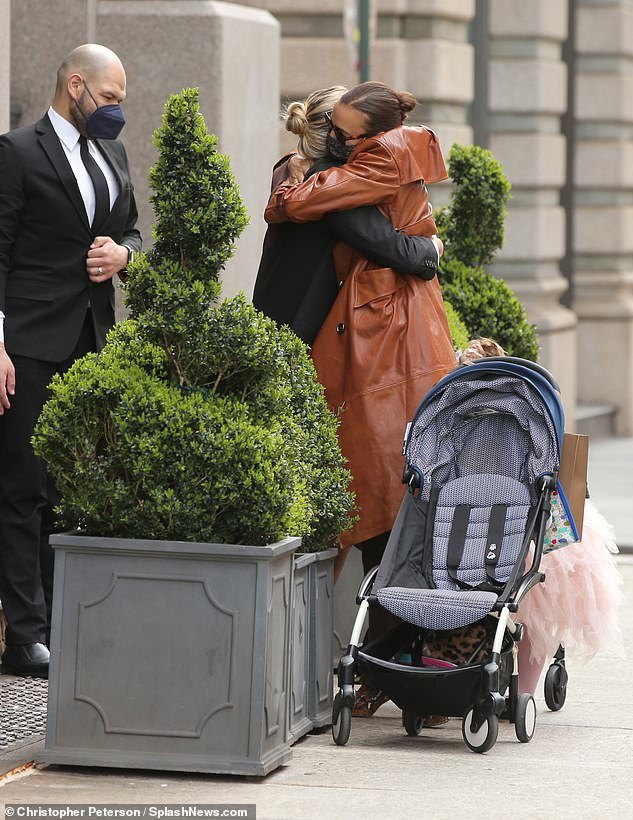 伊莲娜和小kk结伴遛娃,超模宝妈坐草地谈育儿,"俄罗斯小公主"抢镜