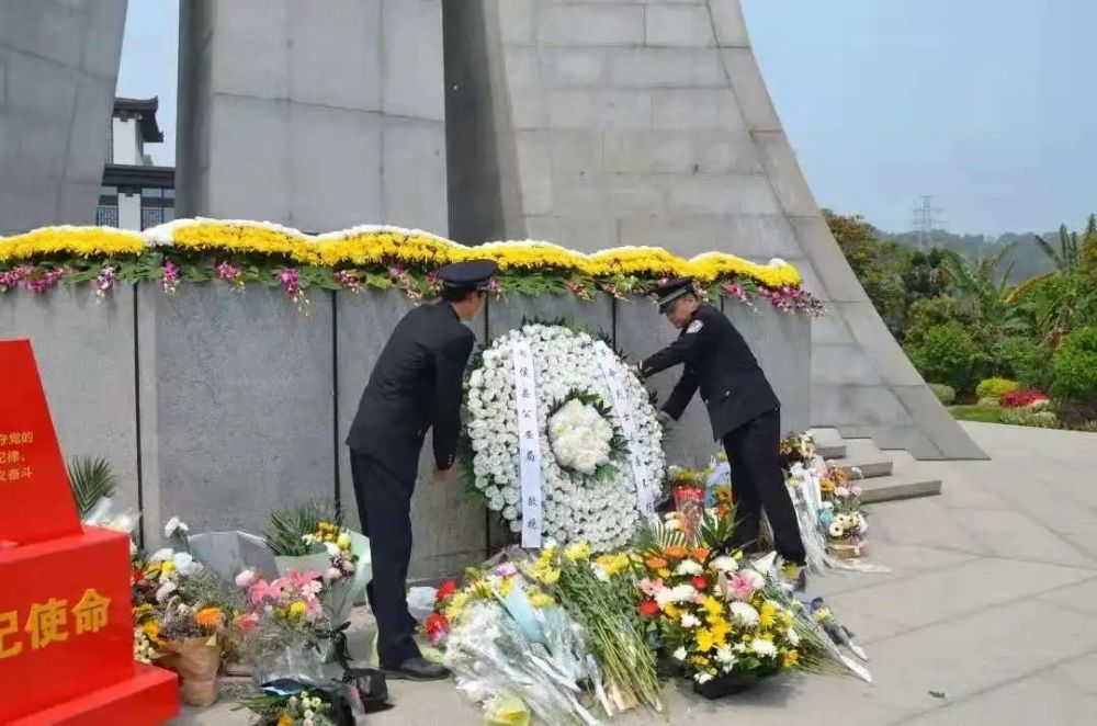 清明节前夕,前往烈士陵园,龙山会议遗址等革命传统教育基地开展祭奠