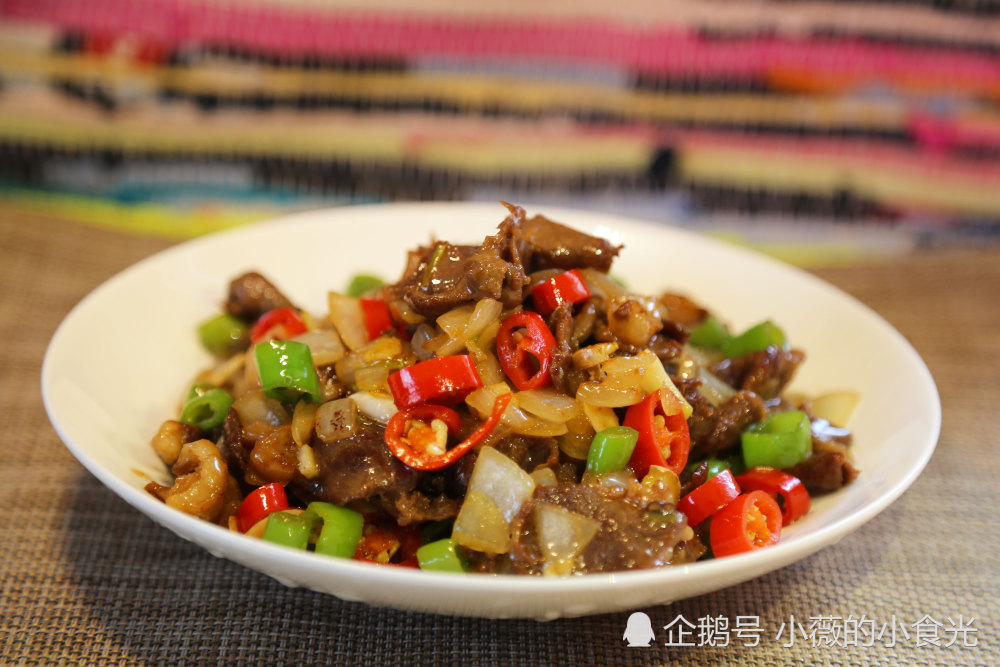 一道快手小炒菜青红爆羊肉 美味的同时从色彩上也能勾起你的食欲 腾讯新闻