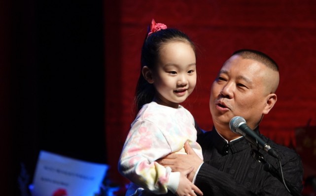 大封箱,儿子安迪和侯耀文外孙女窝窝,给郭德纲老师送花