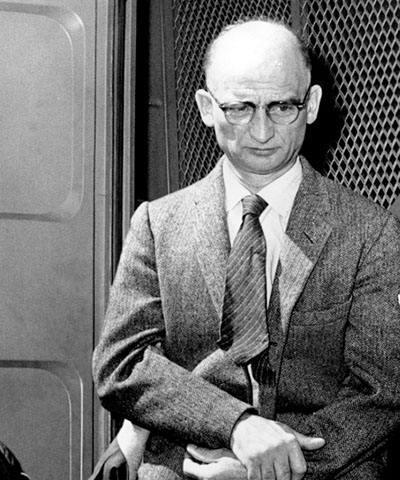 鲁道夫·阿贝尔1953年夏天的一个晚上,13岁的报童詹姆斯·博扎在