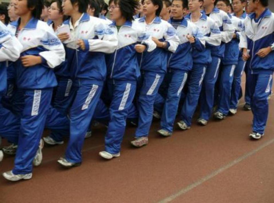 同样是女生校服为啥私立学校穿小裙子公立学校穿运动裤