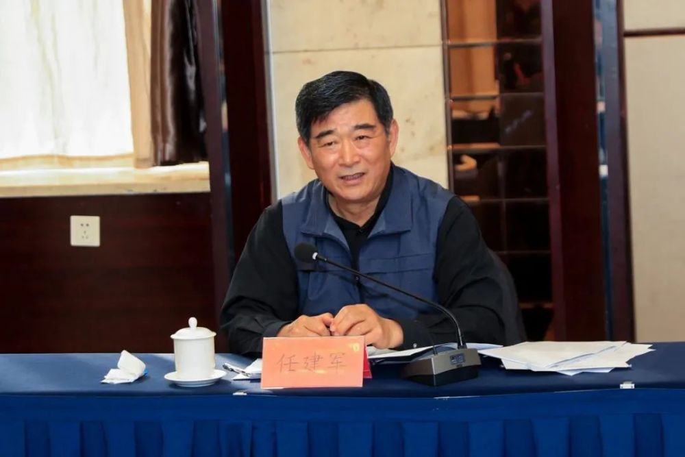 理事长任建军主持会议,常务副秘书长刘乐泉作议题汇报,副理事长祖明军