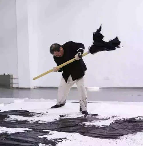 "吼书大师"因书法靠吼走红,字体已被录入字库,网友:小孩字体_腾讯新闻