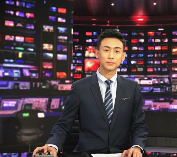 他们不仅主持功底很强,行事也十分端庄大气