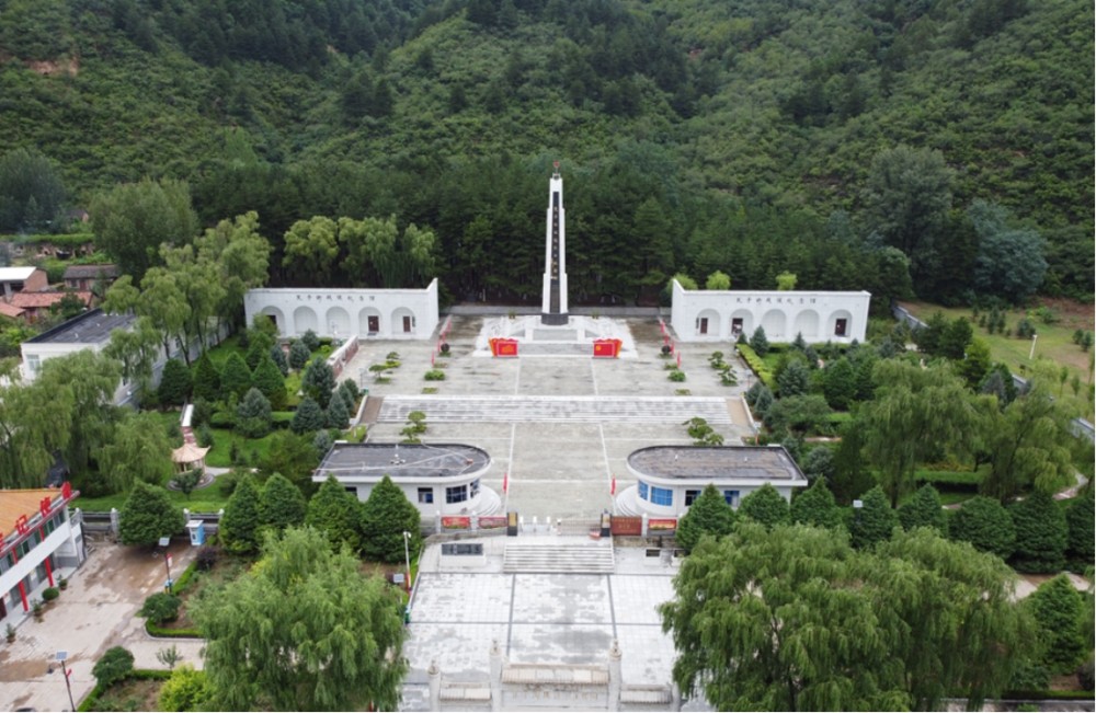 瓦子街烈士陵园黄龙县还拥有悠久的红色革命历史,这里是红25军发祥地