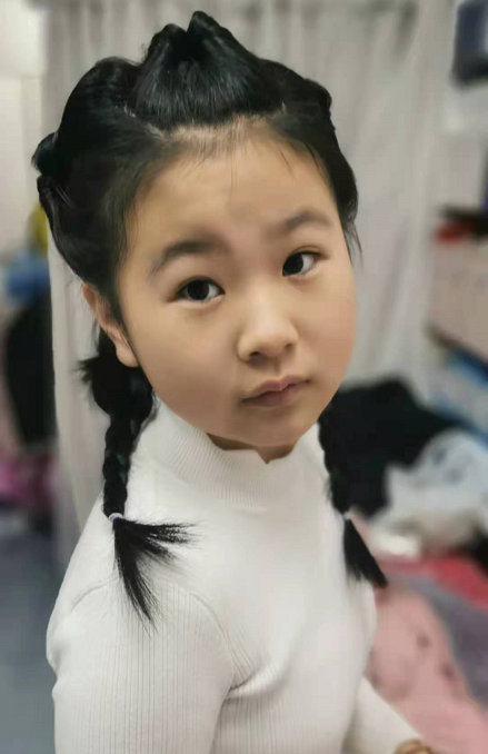 照片上的女孩叫王智尧,12岁,于4月10日19:40左右在吉林市雾凇大桥附近