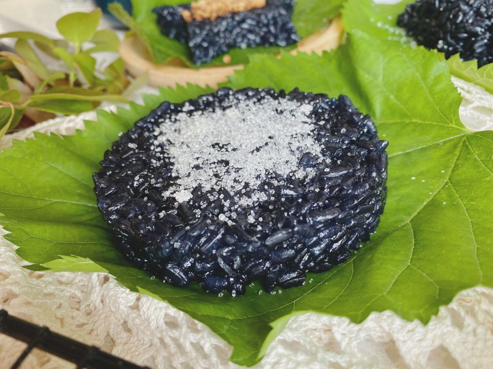 江南人用树叶染色做的乌米饭,入口清香,香甜软糯,是春天的味道_腾讯