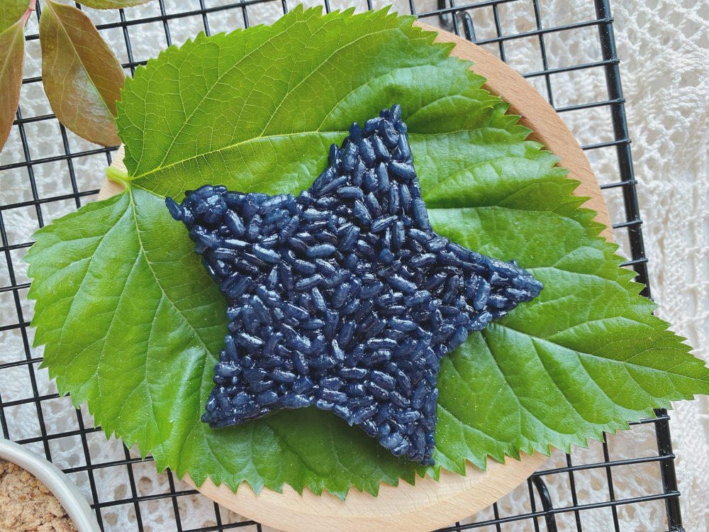 江南人用树叶染色做的乌米饭,入口清香,香甜软糯,是春天的味道