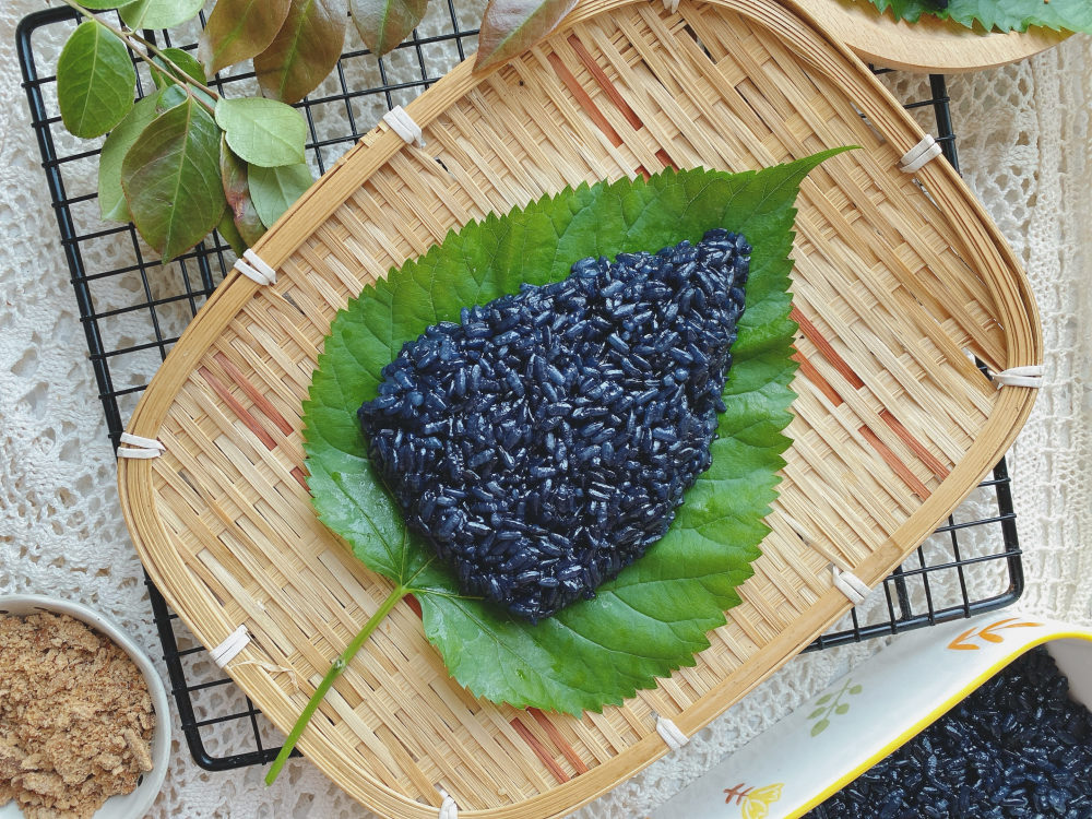 江南人用树叶染色做的乌米饭,入口清香,香甜软糯,是春天的味道