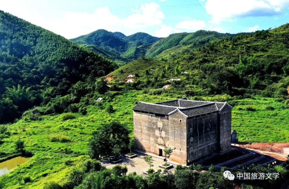 这是岭南客家一个普通的山村,位于龙川县丰稔镇西部,始建于明朝,兴于