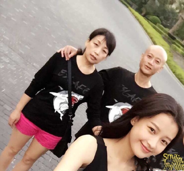 孙怡晒妈妈年轻旧照,孙妈妈生图下气质优雅颜值高,母女俩长超像