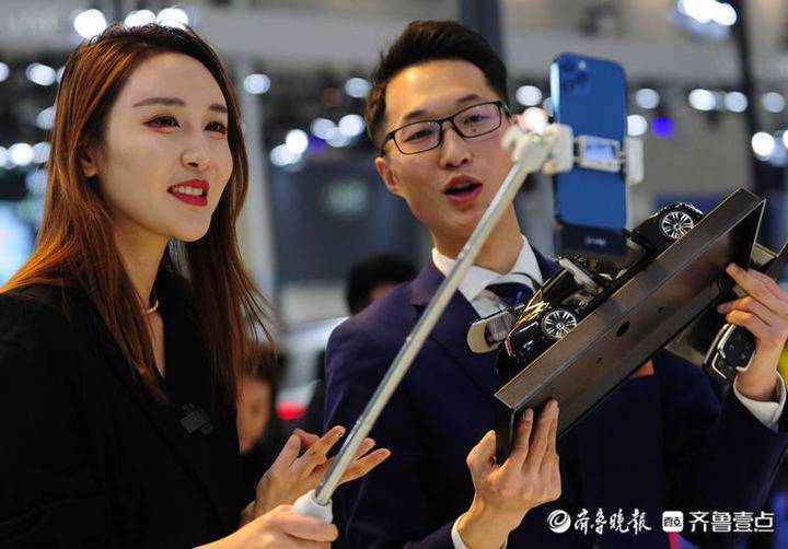 网红助推车展带动人潮攒动