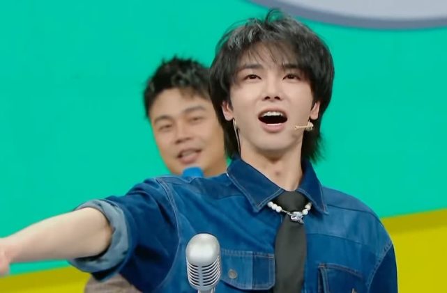 华晨宇戴女儿手作项链参加综艺脸上的开心无法掩饰好爸爸的代表