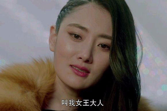 和网络电影里演配角,比较出圈的可能就是《灵魂摆渡》里的冥王阿茶了