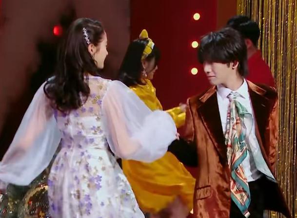 关晓彤和华晨宇牵手跳舞两人相视一笑画面超甜网友cp感超鹿晗