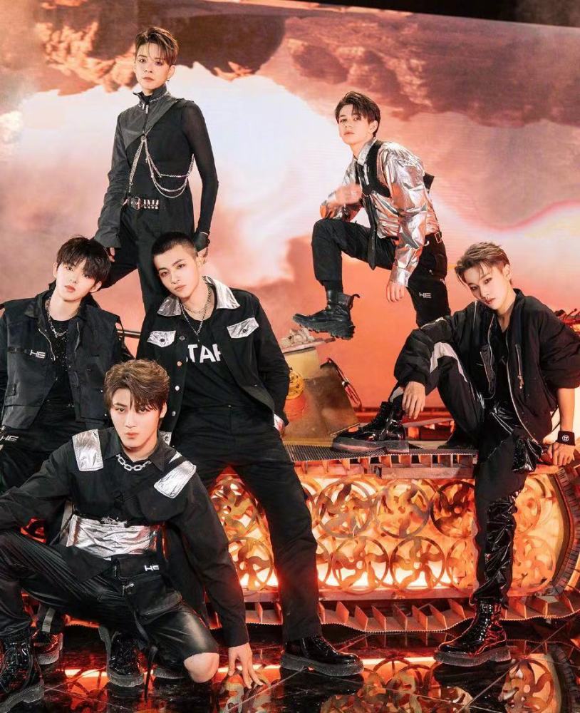 曝创4打架瓜奥斯卡与荣耀发生冲突成员将其抬出厕所