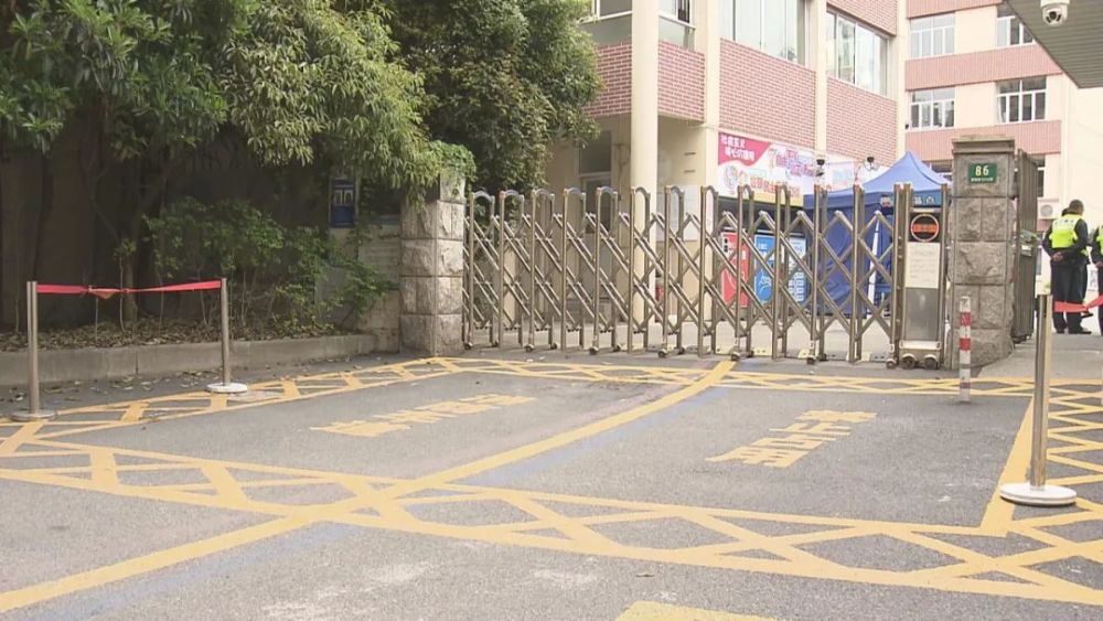 愚园路第一小学校门口的堵心事终于解决了