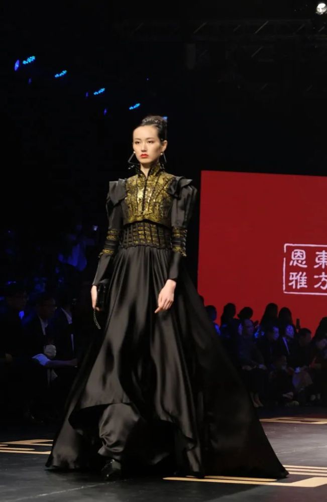 滨江老厂房掀起国风新潮中国元素服装亮相时装周