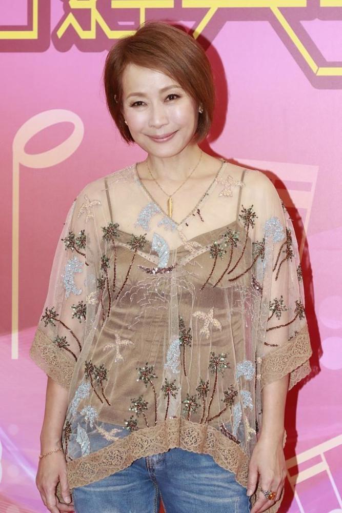叶童早就该剪这个短发了穿薄纱上衣透出吊带衫减龄时髦又洋气