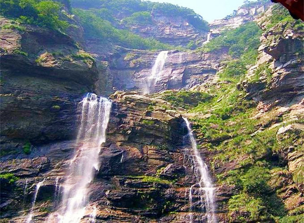 秀峰的名字起初可能是想表达这里的山峰很秀美,其实秀峰景区不仅山峰