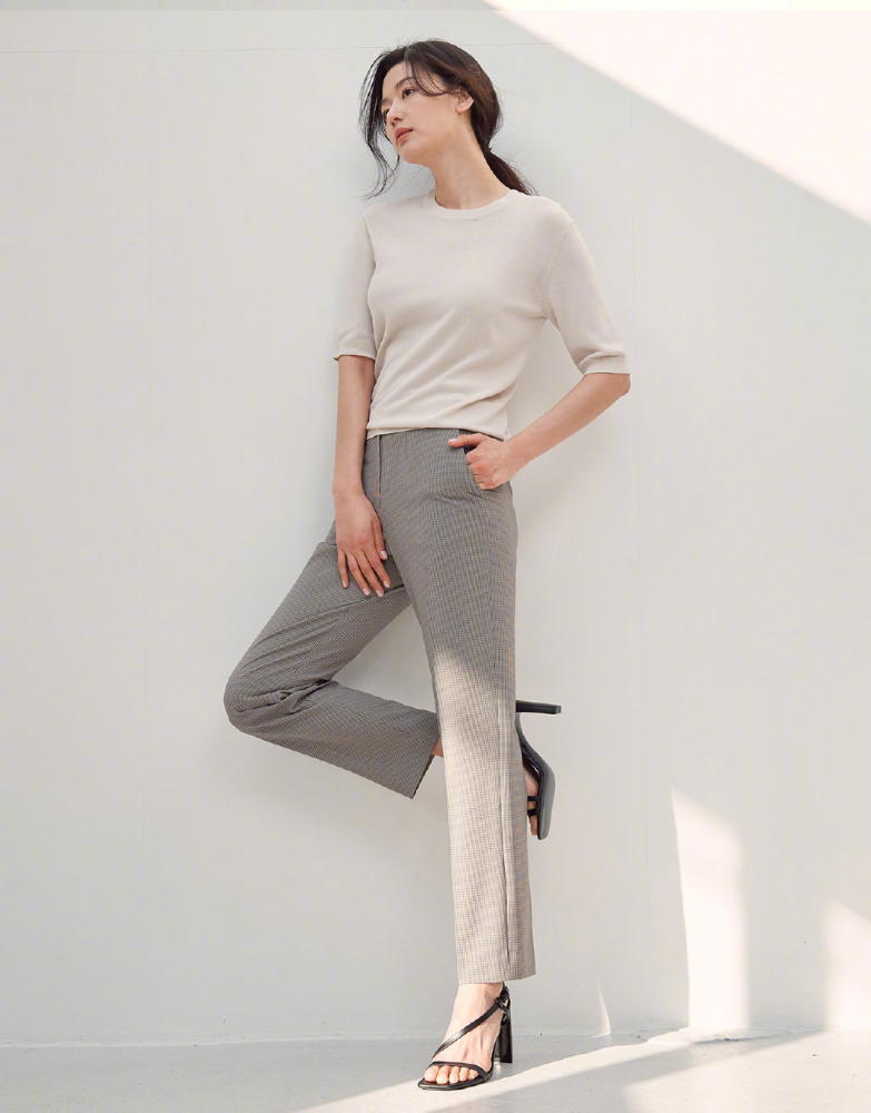 搭配还是挺简单的,比如全智贤的衬衫款式就很宽松,所以穿在身上的效果