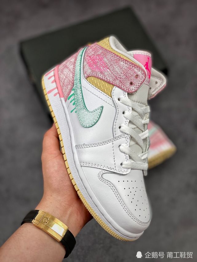 最近火了这双aj1冰淇淋可盐又可甜小姐姐上脚超美