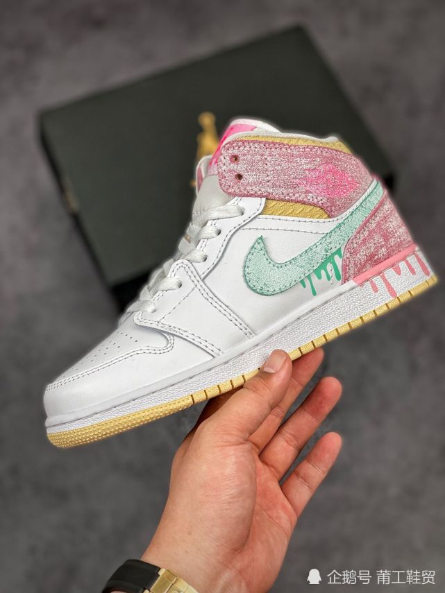 最近火了这双aj1冰淇淋可盐又可甜小姐姐上脚超美