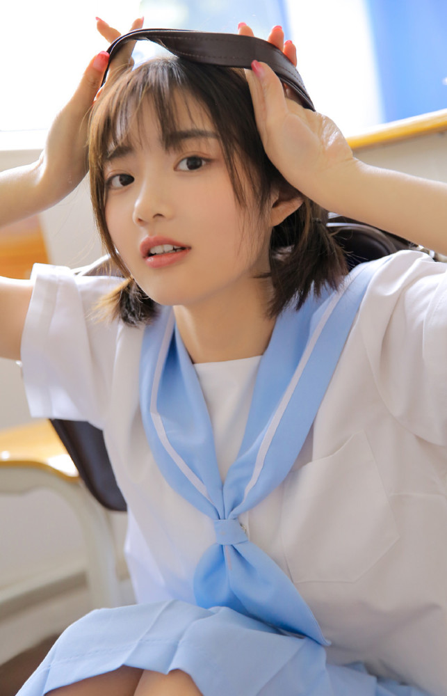 可爱青春气质少女,学生装美拍